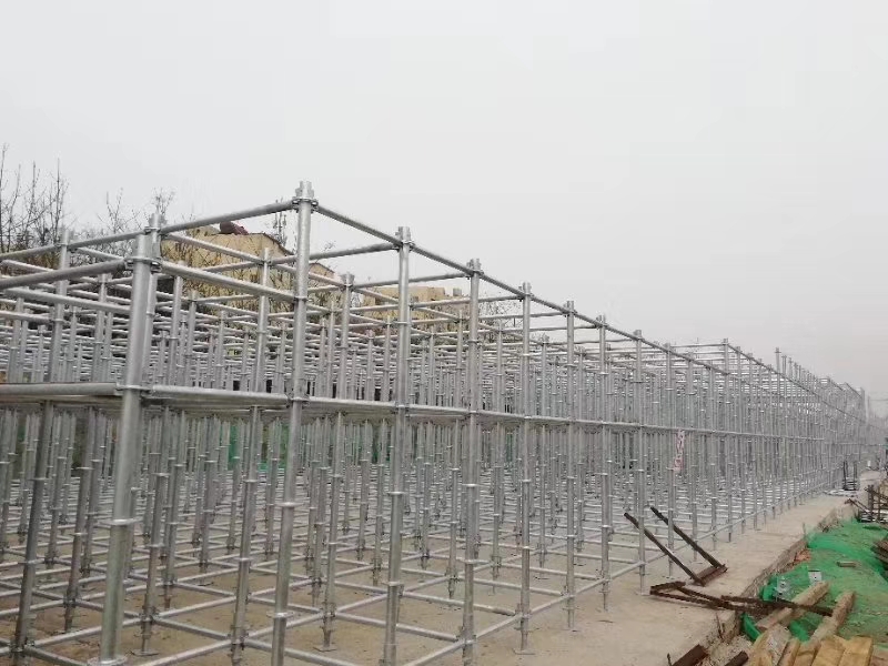 搭建腳手架橫向掃地桿與縱向掃地桿時，怎么設(shè)置好？ (圖1)